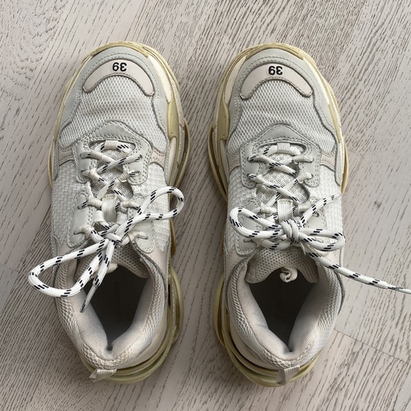 Balenciaga Triple S sneaker in off white. Size 39 (size 9) - Picture 2 of 8